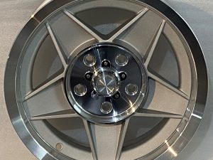 15X7 BATHURST GLOBE SMALL CENTRE WHEEL FORD XW XY XA EARLY XB COMES WITH NUTS