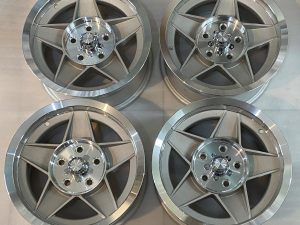 15X7 BATHURST GLOBE SMALL CENTRE WHEELS FORD XW XY XA EARLY XB COMES WITH NUTS