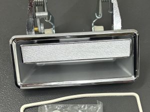 DOOR HANDLE OUTER FORD XB XC FALCON ZF ZG ZH FAIRLANE RIGHT HAND FRONT (CHROME)
